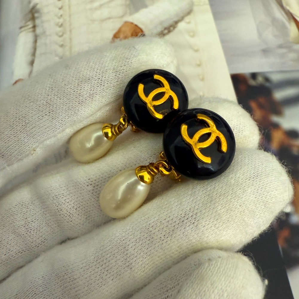 LOT 2209 24K gold plated CHANEL vintage dangle pearl black clip on earrings 1996